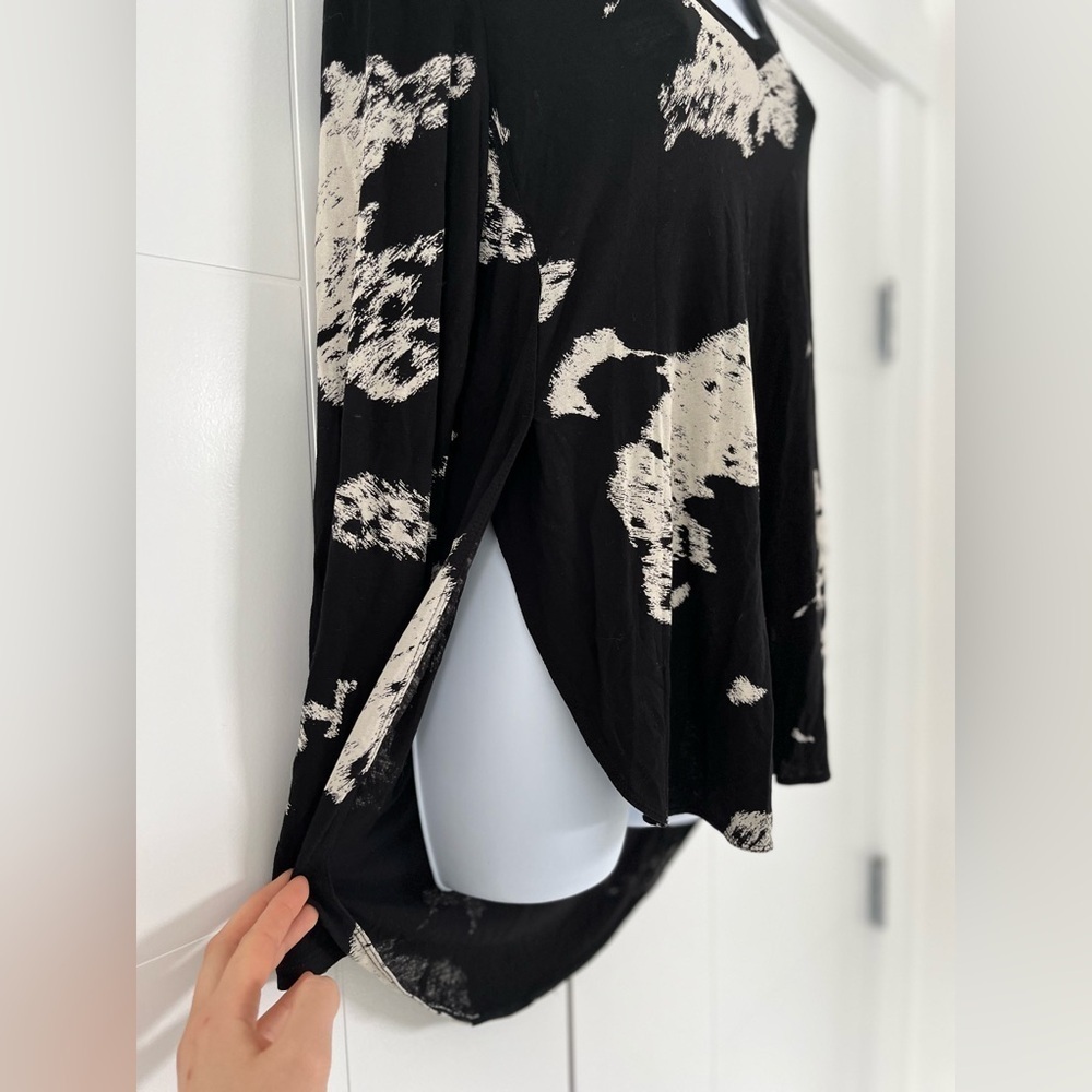 Wilfred/ Long sleeve/ V-neck/ Split hem top/ White & black Abstract/ Size US M - Picture 5 of 9